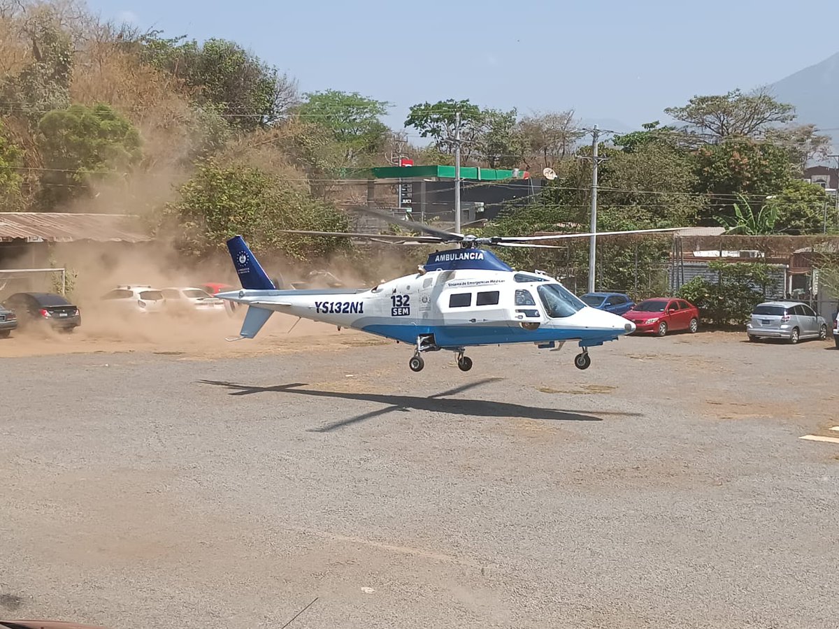 En este momento, nuestro helicóptero realiza el traslado del paciente desde el Hospital de Usulután hacia la base de operaciones, en San Salvador, para continuar el proceso de atención. Durante todo el trayecto aéreo, el personal capacitado garantiza toda la intervención medica…