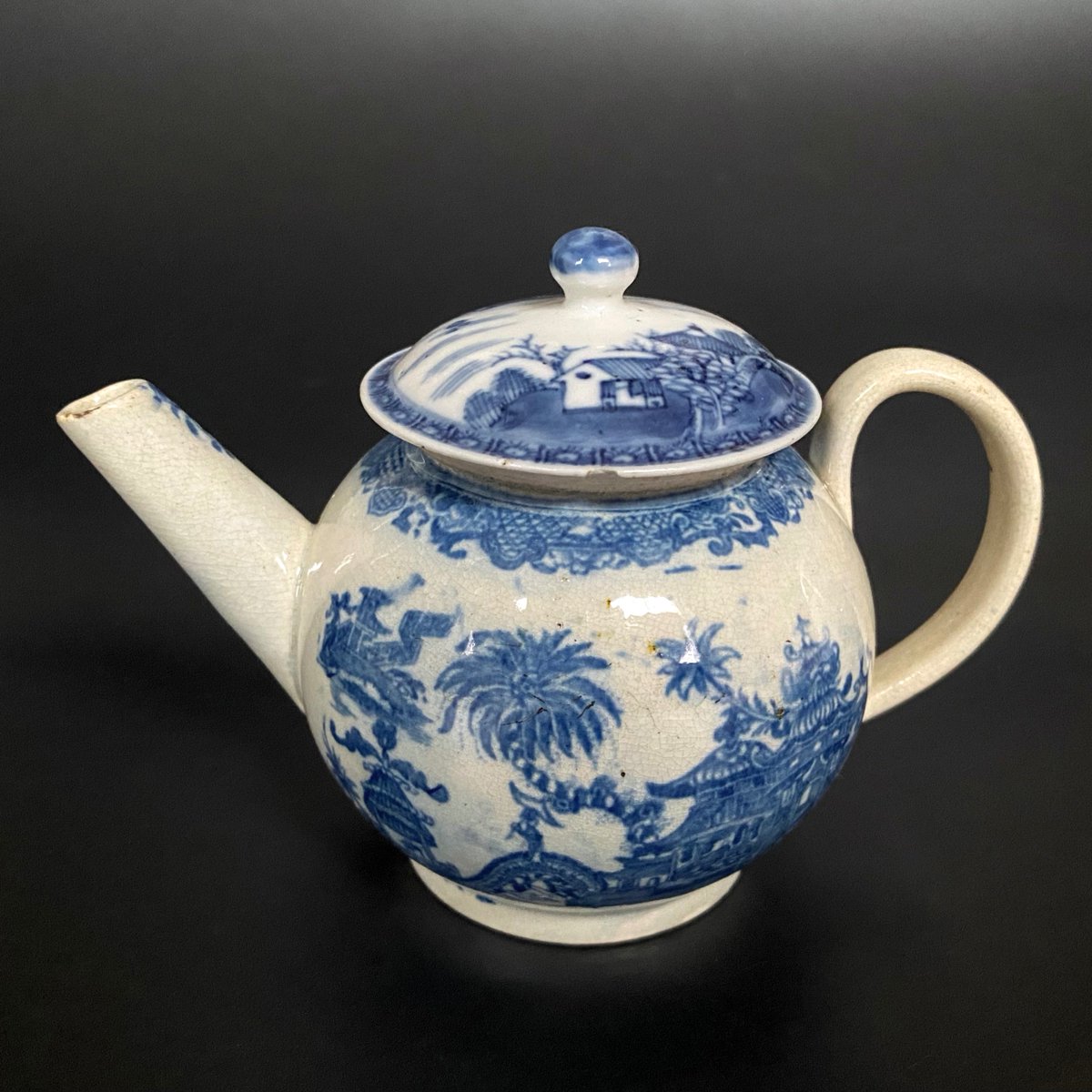 PriddeyCat's tweet photo. Just listed - a tiny English pearlware teapot dating from the late C18th/early C19th. The lid is a mismatch and is Chinese from about the same period. It holds just 200ml and is light as a feather! Sweet little antique 💙
https://t.co/f1cUxtZYWC
#pearlware #WillowPattern #teapot https://t.co/nBjcgQpn9o