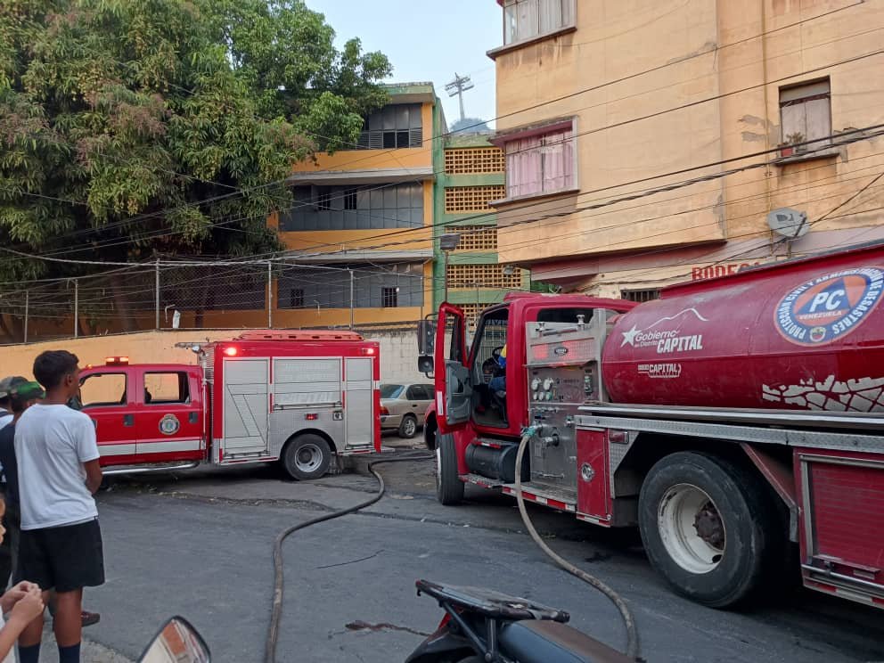 #Entérate🗣️Oficiales de @PCCAPITAL acudieron a la Pquia. San Agustin, Mcpio Libertador, para el combate y extinción de incendio de vegetación de mediana magnitud, provocado por quema de basura adyacente a viviendas del sector. #VenezuelaValiente