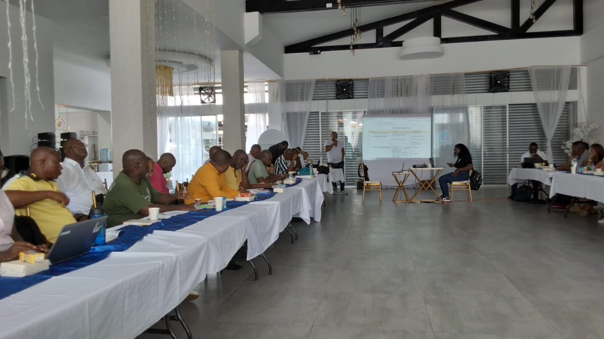 Nos encontramos en la Mesa Minera Permanente del #Chocó dialogando con la comunidad acerca del modelo de negocio y la formalización minera de la región. Conversamos también sobre la delimitación de los #DistritosMineros Especiales para la Diversificación Productiva. ¡Juntos por…