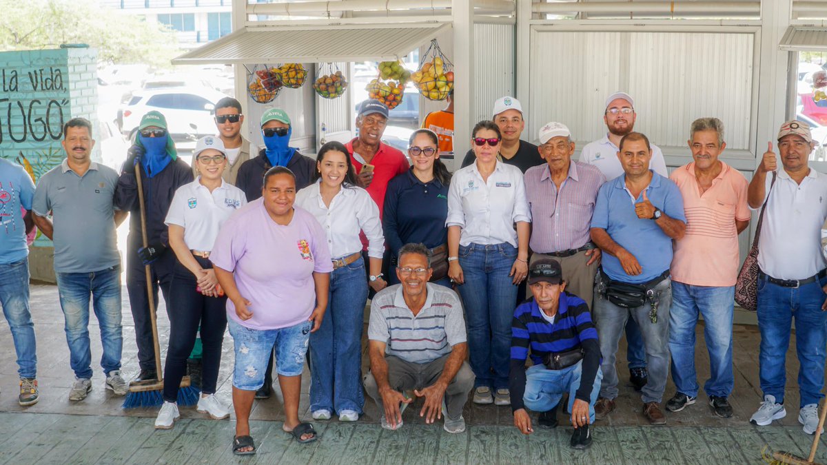 Continuamos realizando jornadas de limpieza y embellecimiento en el Distrito, hoy, en apoyo a los comerciantes de la Plazoleta de Jugos del Camellón de la Bahía, desarrollamos actividades de limpieza en este importante espacio de #SantaMarta en articulación con @atesa_esp. El…