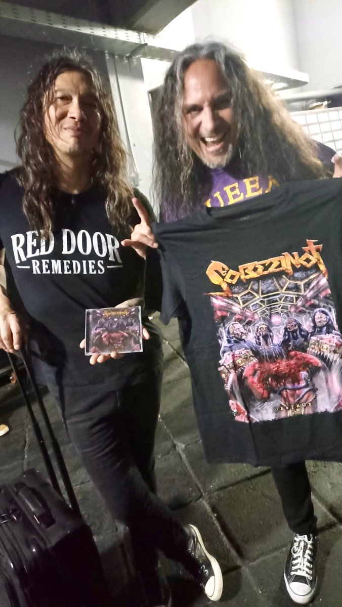 😈 En esta oportunidad, Rob Cavestany & Mark Osegueda de @deathangel y @KerryKingMusic se llevan por el mundo su copia y polera de #DESTROY ! Después de una gran noche de destrucción, estas bestias se van con un pedazo de #Sobernot con ellos 🤘🏻 Y tú? Ya tienes los tuyos?