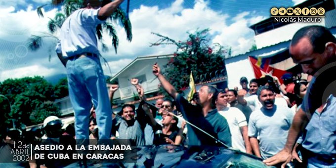 Hace 22 años, durante el golpe de estado a Hugo Chavez, el fascismo dirigió el asedio a la Embajada de Cuba en Venezuela, los mismos que hoy hablan de la democracia en Venezuela y piden sanciones e invasiones militares, fueron y serán nuevamente derrotados por el Bravo Pueblo!!