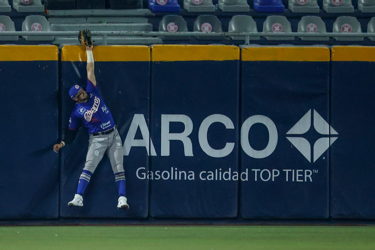 El Bandido de los @charrosbeisbol 🤠🤩 Julián Ornelas nos deleitó con grandes lances en el jardín central de los albiazules 😍🙌 #LigaARCO ⚾️