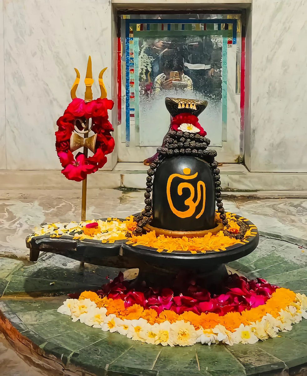 तुम्हें देखकर ही लगता है.....🩷♥️❤️
कोई है जो सिर्फ मेरा है..... 💟😍🌹
Har Har mahadev
#ॐ_शिवाय_नमस्तुभ्यं
#हर_हर_महादेव_शिव_शंभू_ॐ