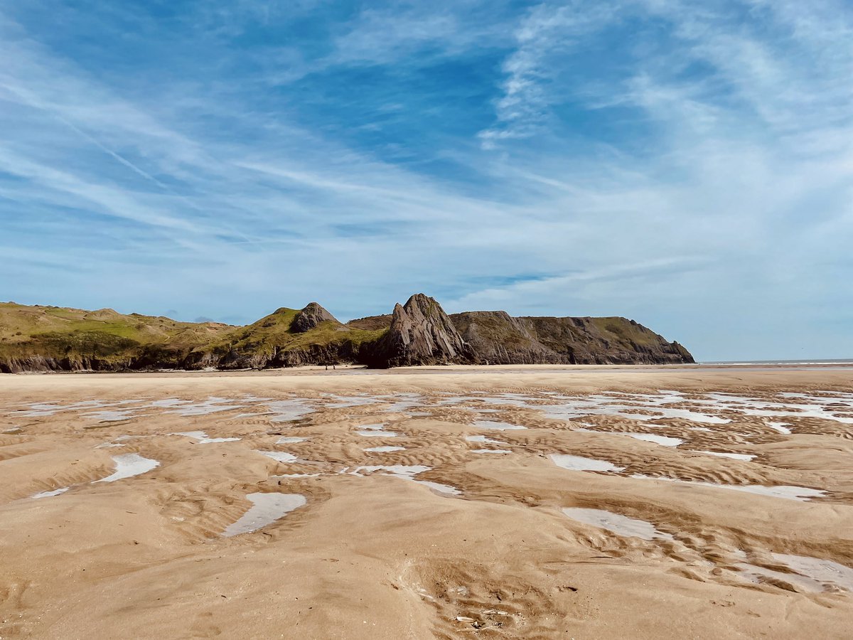 Going to an other-worldly and beautiful place today both transported me to something beyond myself and deeply connected me to myself at the same time. I highly recommend the therapeutic power of doing something like this 💚 📍 Three Cliffs Bay, Gŵyr 🏴󠁧󠁢󠁷󠁬󠁳󠁿