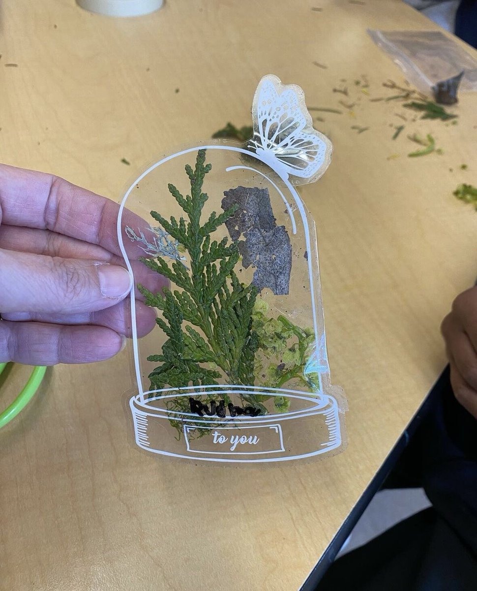 studyinburnaby's tweet photo. We love these heartwarming photos from alpha leadership! 💜
The leaders took the kindies for a nature walk and they made nature bookmarks!
Great job being good role models and leaders!
Photo credit @leadershipatalpha
#studyinburnaby #BurnabySchools #Studyinbc #BCeducation https://t.co/o107TUeuwz