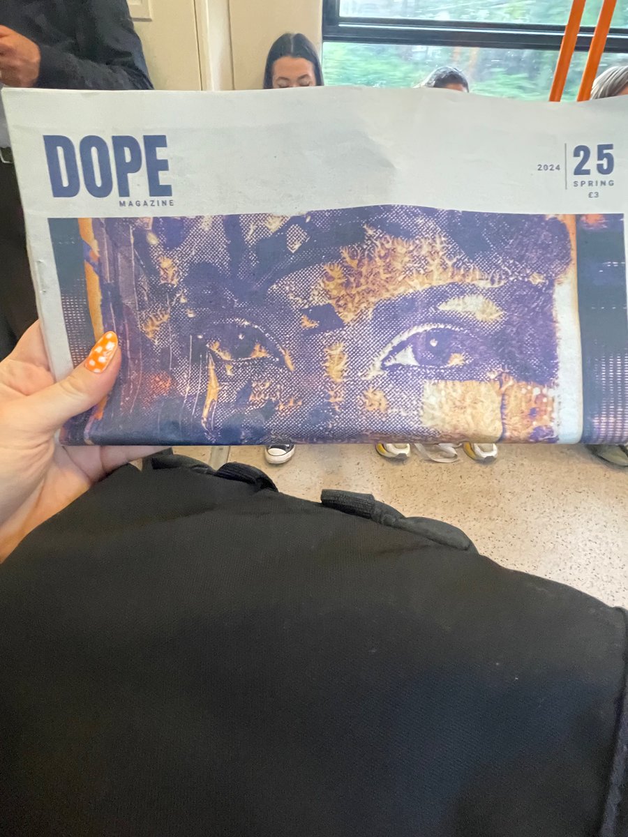 Just got the amazing @DSPDOPE magazine from a lovely vendor. No one else in the carriage engaged with him. It’s their loss. But it’s also deeply disturbing to ignore another human so willingly, and to witness this happening.