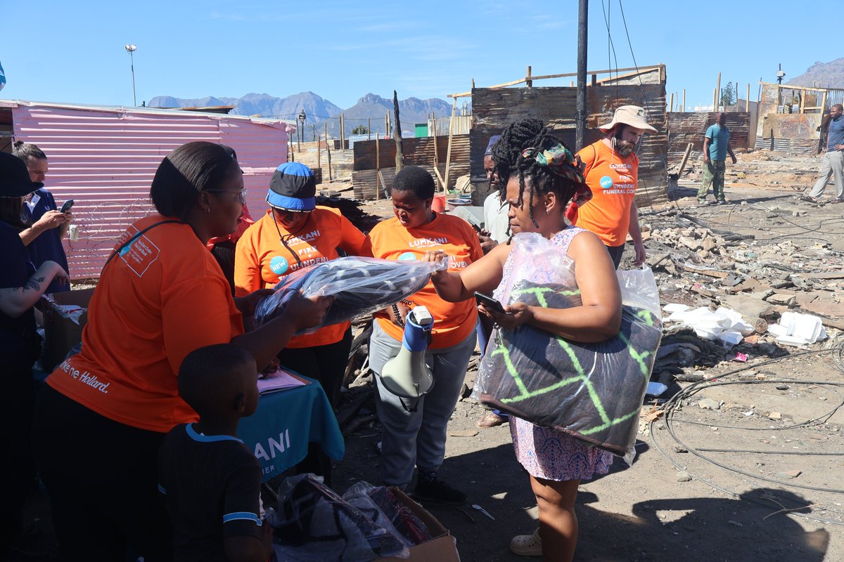 .@Hollard, alongside our partner @LumkaniFire, is stepping in to help those affected by the recent Kayamandi fire, bringing them warmth via a blanket donation and nourishment via a soup kitchen. #KayamandiRelief #BetterFutures