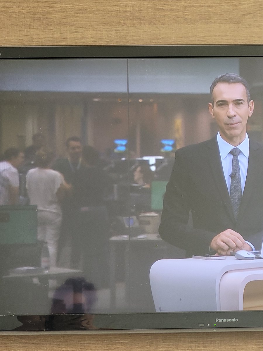 MandaSadia's tweet image. Assistindo a fofoca rolando ao vivo no Jornal Hoje