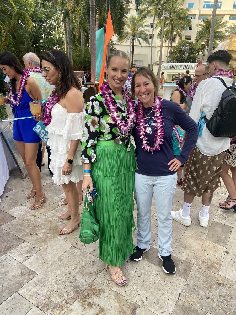 So happy TUA finally meet Mary, AKA @maryisbananas everyone’s favorite teacher, in person🤙🏼🤩🧡🐬 #LuauwithTua #FinsUp