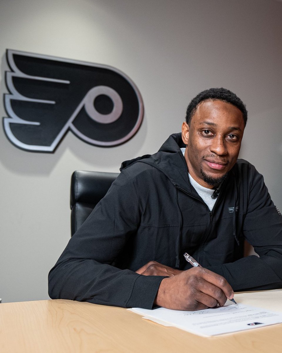 Wayne Simmonds has officially signed a one-day contract with the Philadelphia Flyers! 👏 Simmonds will be honored by the team prior to Saturday's game against New Jersey 🚂