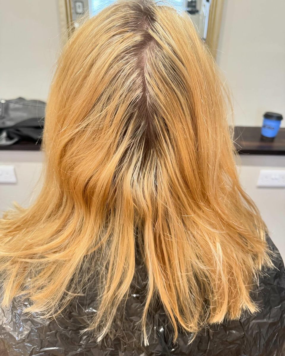 Embracing the sunshine with this fabulous blonde created by our talented creative stylist, Jody, at our Dorchester salon!
#HairTransformation #BlondeBeauty #blonde #avedablonde #hairtransformation #kerastase #olaplex #avedaukpro #robinjamessherborne #robinjamesdorchester