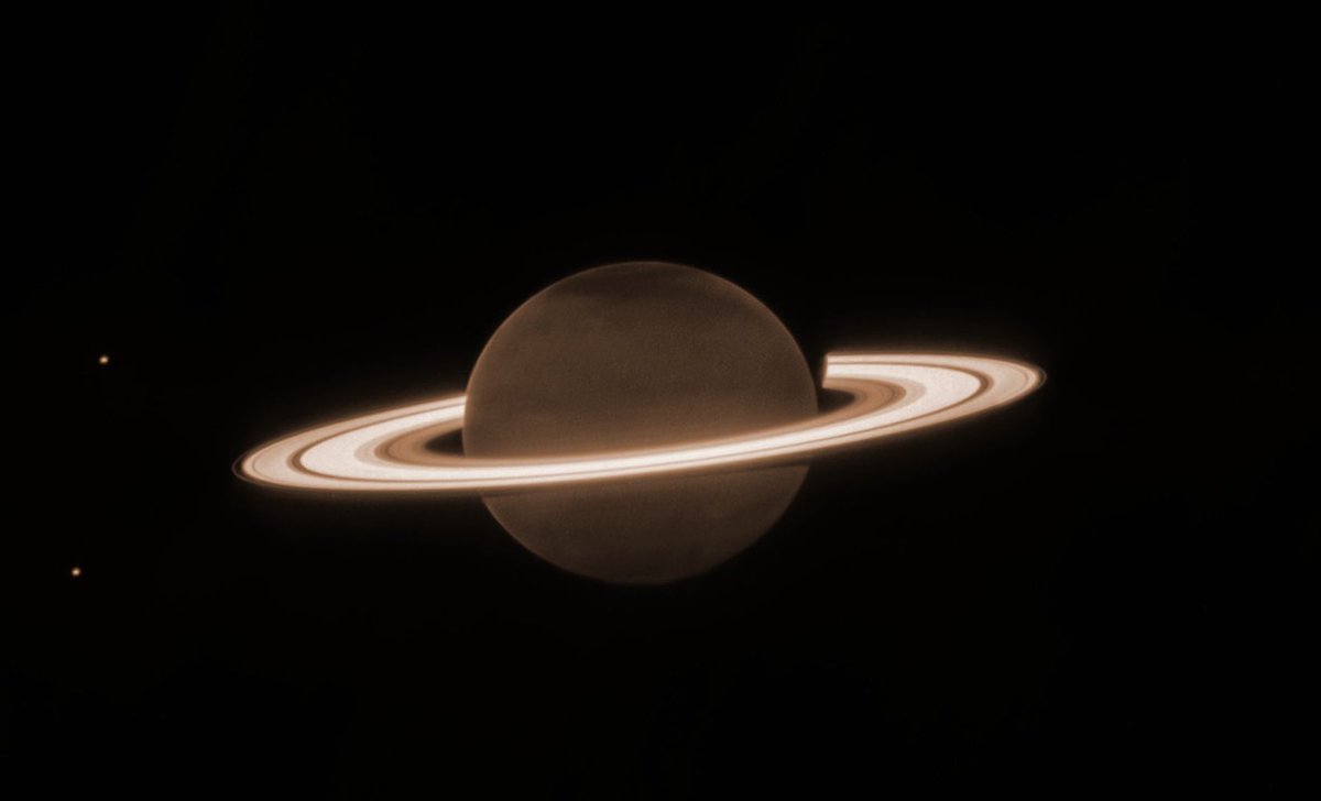 « L'étrangeté est le condiment nécessaire de toute beauté. » (Baudelaire) Saturne captée par le @NASAWebb