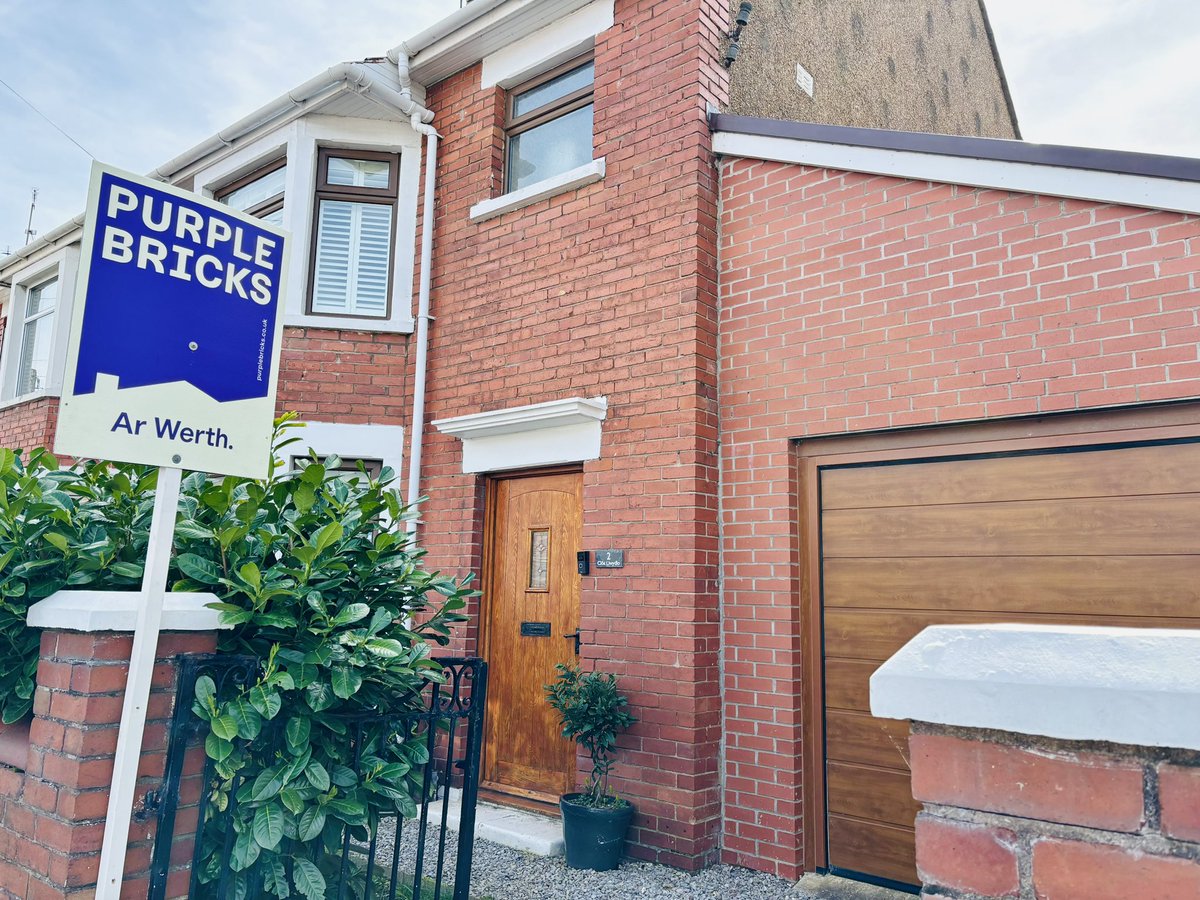 Diolch @PurplebricksUK am ein harwydd uniaith Gymraeg! 🏴󠁧󠁢󠁷󠁬󠁳󠁿 Thanks for our Welsh-only board - brilliant! #arwerth #cymraeg @SElisHG 🏡