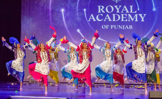 We're hosting an amplified Bhangra performance and workshop in celebration of Vaisakhi. Join us and @royalacademyorg at Waterfront #SkyTrain Station today between 4pm-6pm! ow.ly/wHEh50R9YBj #ArtMoves ^DA