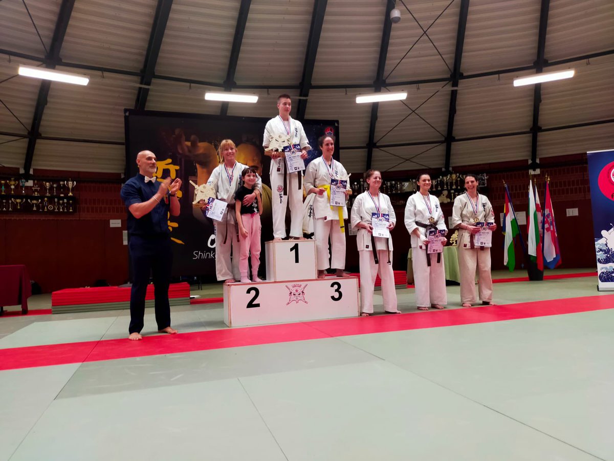 📍6/04 @VilledeLoos | La #pharmacienne #militaire Florence décroche la médaille de bronze à l'Open #karaté shinkyokushinkaï🥉👏🇫🇷 🗣️ « Mettant à l’épreuve tant les corps que les esprits, je suis heureuse de finir sur le podium aux côtés de la suédoise (1e) et la croate (2e) »🥋