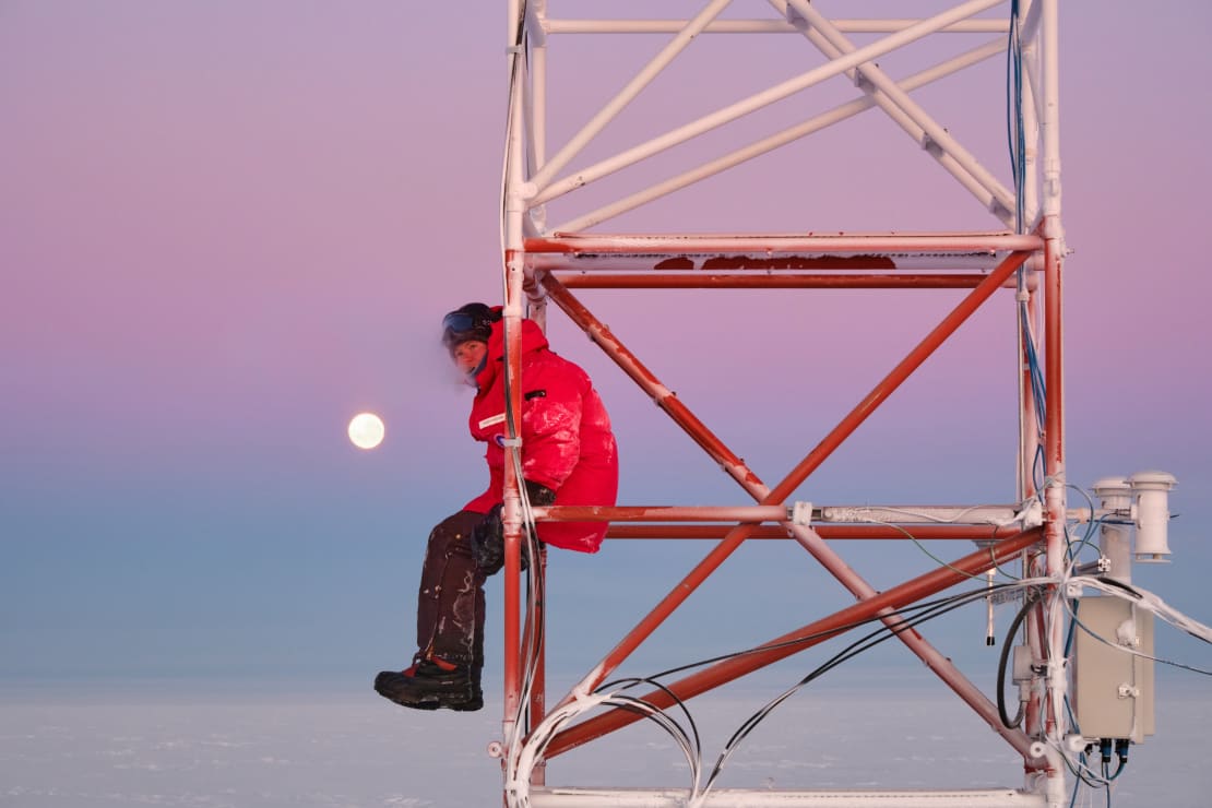 📍Last week, our IceCube winterovers continued working on the new IceAct instrument and structure. Last week also saw some ERT training and food and fun in honor of birthday celebrations. Read more about week 14 here ➡️tinyurl.com/week14atthepole 📸:Connor Duffy, IceCube/NSF