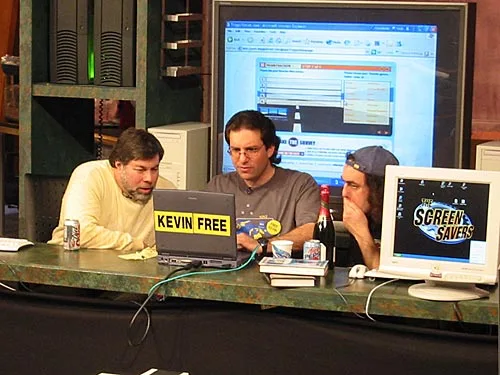 O cofundador da Apple, Steve Wozniak, Kevin Mitnick e Emmanuel Goldstein em 20 de janeiro de 2003, dia em que Mitnick foi libertado da supervisão governamental por seus crimes como hacker. 

#hacker #hacking #freekevin  #cibersegurança #Woz