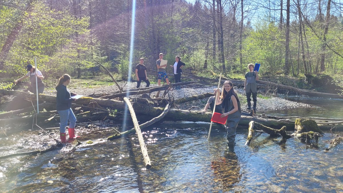 Students performing hydromorphological field surveys: Mapping of riverine habitats. Exciting hands-on learning experiences and lots of smiles. 😁 @BOKUvienna @BOKU_IHG