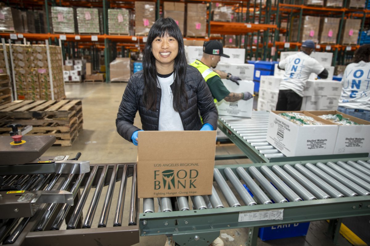 The Los Angeles Regional Food Bank was proud to be one of the sites for @uclaanderson’s Day of Service! The volunteers packed 756 kits, which will provide food assistance to people in LA County. Together, #WeFeedLA.