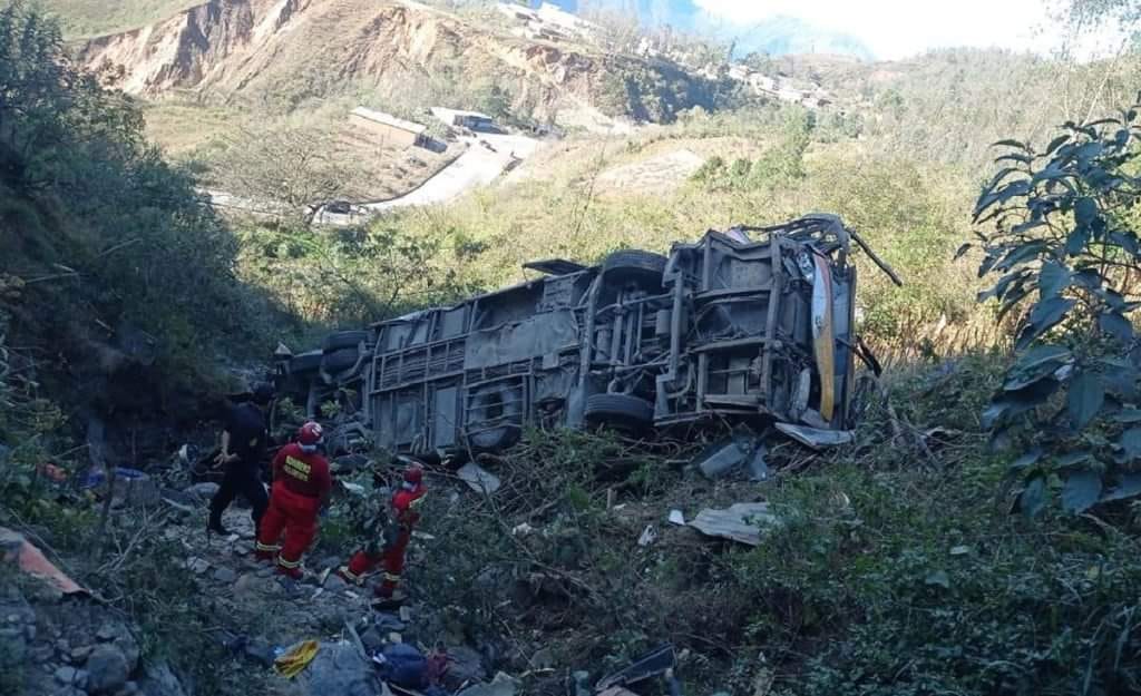 SomosLaPrensaEc's tweet photo. 🚨#Accidente | El bus #FedeLoja que llevaba a la delegación de #Taekwondo, perdió los frenos y cayó al río sobre el puente de Oña, dejando un saldo de 4 personas #fallecidas y 15 #heridas hasta el momento. Los #deportistas debían presentarse este 12 y 13 de abril en #Cuenca. https://t.co/qJz9J6S8T5
