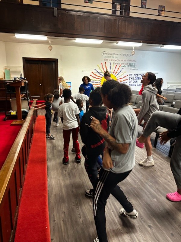 Always good to give back to the community 🤝 Took some time out of our Friday to be around the kids at the 14th and Chestnut Community Center #MarchOn | #OneGoalOneFamily