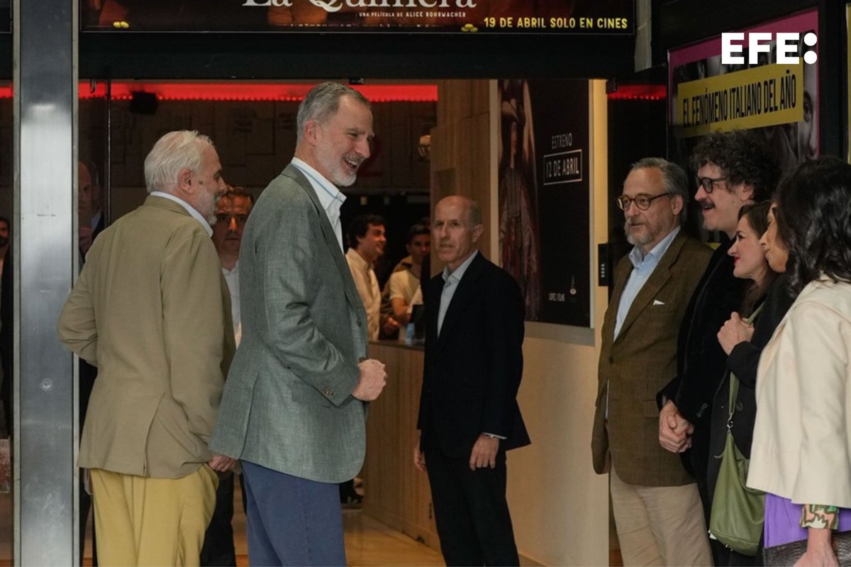 Felipe VI ha acudido este viernes a un cine de Madrid para presenciar el estreno en cartelera del documental ‘Hispanoamérica, canto de vida y esperanza’, dirigida por José Luis López-Linares, por lo que ha compartido sala con el público en general.