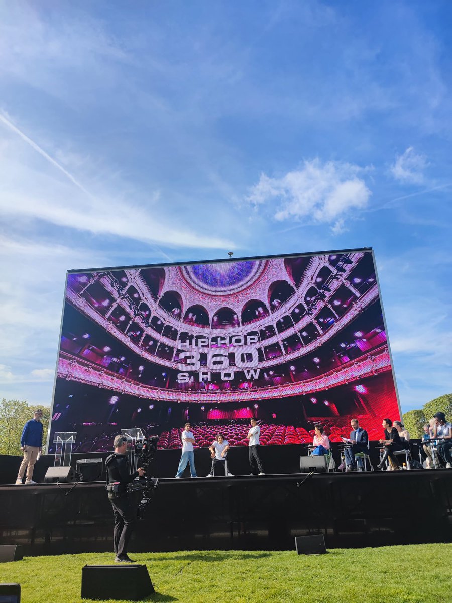 Bravo aux athlètes de l'orthographe, si nombreux, à cette Grande Dictée des Jeux du @festival_livre animée par @ATrapenard et @rachidsantaki sur le Champ-de-Mars. Un joyeux moment autour des mots avec des textes inédits mettant à l'honneur les valeurs de l'olympisme et du sport.