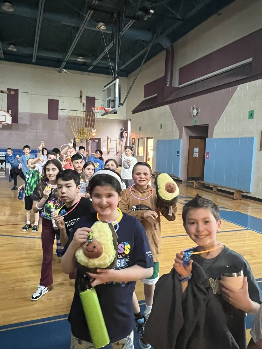 MissDiorioCRES's tweet photo. My top Kids Heart Challenge Class! 
Miss Cassidy’s homeroom enjoying all of their prizes! 
Vintage Key Chains, Glow Sticks, and Avocado Warmies!!! Great Job!! 
🌟🥑🥇😁❤️ @ConoverRoadES https://t.co/TdKF12LubB