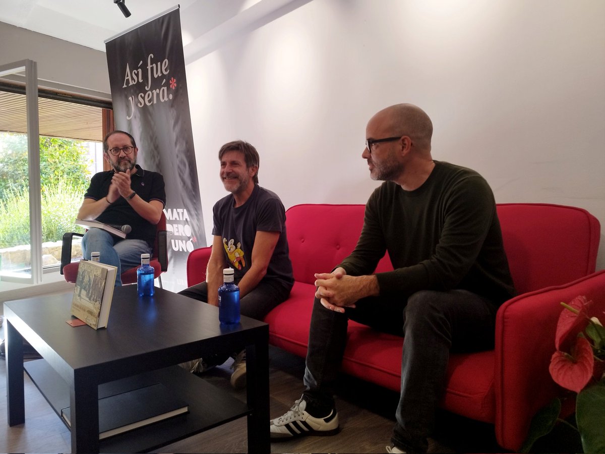 Increíble acogida a Paco Roca y Rodrigo Terrasa. Esto es 'El abismo del olvido'. ¡Muchísimas gracias! ❤️ #pacoroca #rodrigoterrasa #elabismodelolvido #astiberri #laciudadana #fosascomunes #memoriahistórica #oviedo #uviéu #oviedoescultura