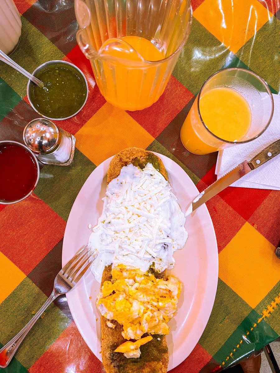 ¡Con la banda naranja de la Venustiano Carranza en el clásico Huarache Azteca!  🍊🍽️😋