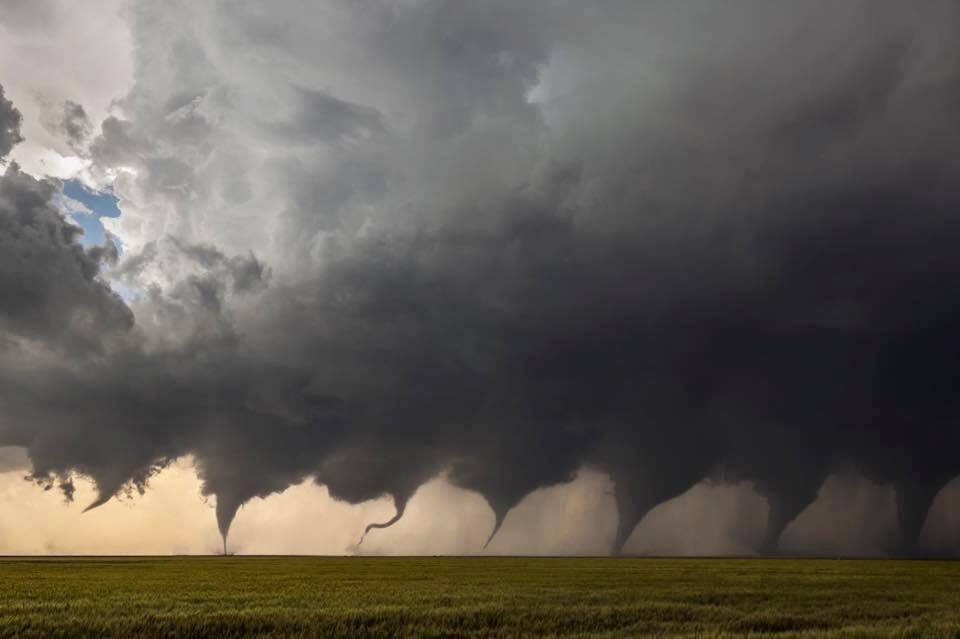 Secuencia de la evolución de un tornado en una sola fotografía 🤯🌀🌪️