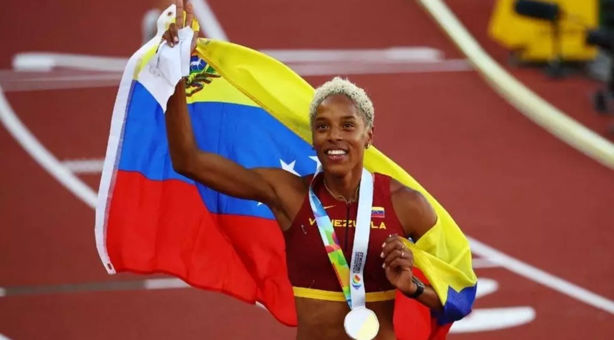 Todo mi amor, solidaridad, apoyo y pido las bendiciones de Dios para nuestra Campeona Olímpica, Mundial, Universal y la única Reina del Salto Triple. Te queremos y sabemos de tu compromiso y disciplina, eres una guerrera de la vida, un ejemplo para la juventud, por ello cuentas