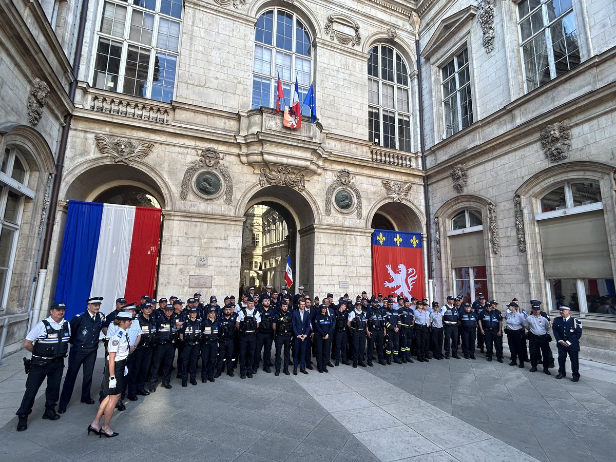bdemontille's tweet photo. #Lyon - 70 policiers rassemblés dans la cour de l’Hôtel de Ville afin d’honorer leurs 7 collègues décorés par le Maire pour leurs actes de bravoure
Merci à la Police Municipale pour son engagement afin d’assurer notre sécurité au quotidien.
#securite #policemunicipale #55ans https://t.co/vftGVaxM6i