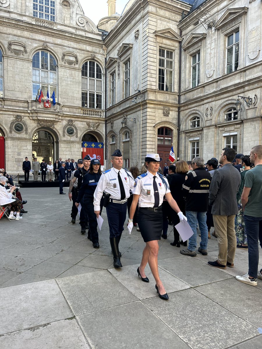 #Lyon - 70 policiers rassemblés dans la cour de l’Hôtel de Ville afin d’honorer leurs 7 collègues décorés par le Maire pour leurs actes de bravoure Merci à la Police Municipale pour son engagement afin d’assurer notre sécurité au quotidien. #securite #policemunicipale #55ans