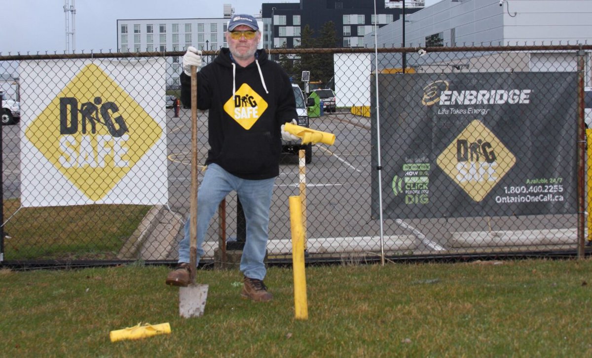 What a great turnout at Enbridge in Thorold, Ontario raising the flag for Dig Safe Month on April 4th!
 
#DigSafe