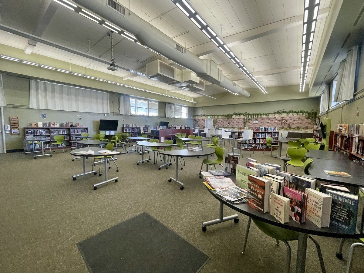 📚 An appreciation shoutout to our librarian Ms. Malinasky for bringing students/staff in to connect, find resources & provide a great workspace! Check out our library webpage & newsletter to stay in the loop 📖 sites.google.com/mdusd.org/mdhs… @MDUSDLib @ALALibrary #NationalLibraryWeek