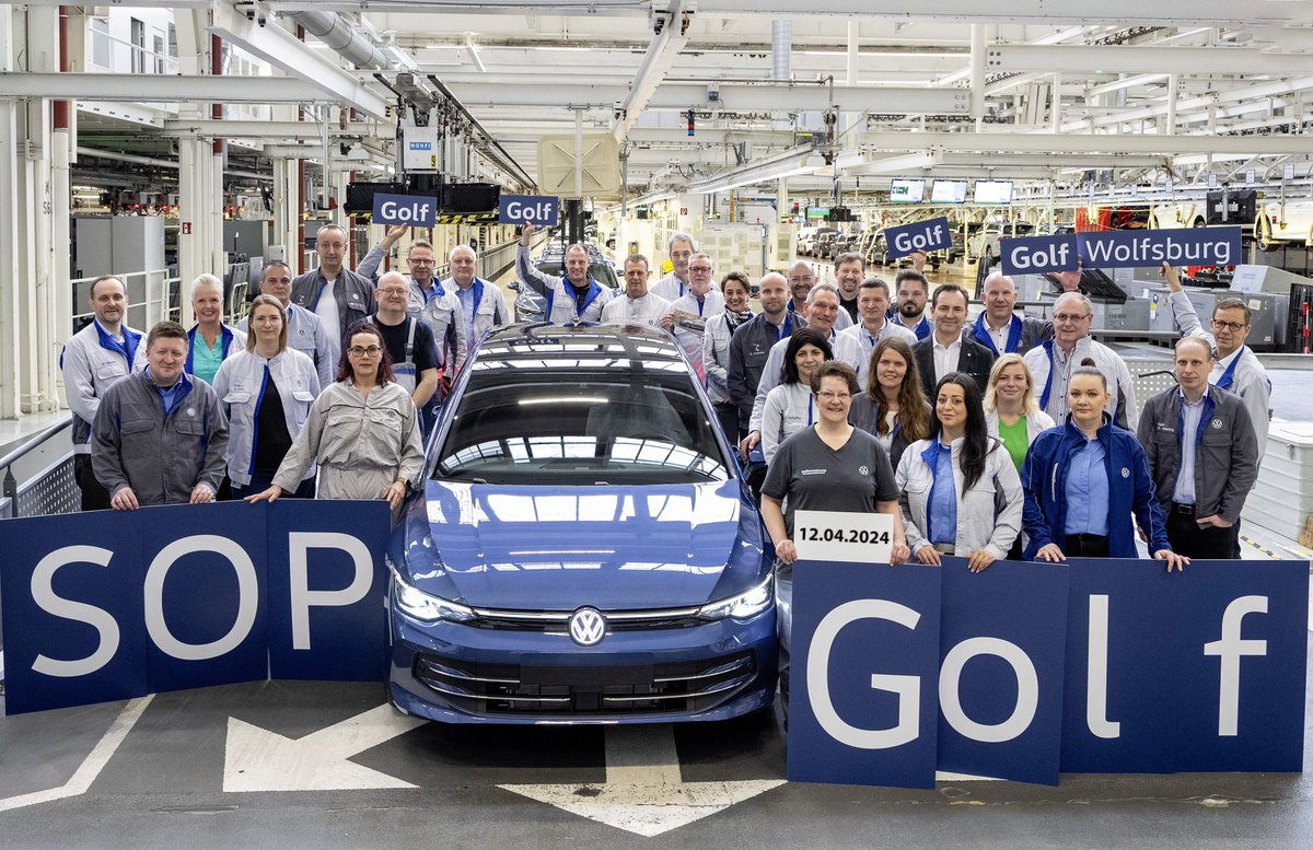 📸 Photo souvenir du premier exemplaire de la Golf 8 restylée, sortant aujourd’hui des lignes du hall 12 de l’usine Volkswagen de Wolfsburg.

💙 C’est une Golf Style 1st dotée d’une teinte « Bleu Anémone » métallisée.

💬 Qu’en pensez-vous de cette « nouvelle » Golf 8 ?

#VWGolf8