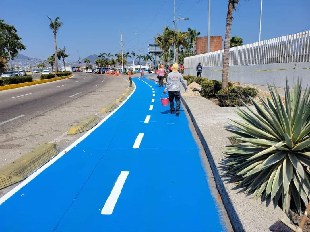 AcaEnBici's tweet photo. Sombra aquí, sombra allá, maquíllate, maquíllate.🎶🎵
RT para que ya la amplíen hasta la Base Naval.
@EvelynSalgadoP 
#AcapulcoVolveraABrillar
#TianguisTuristico2024 https://t.co/Q3yL2yx0JP