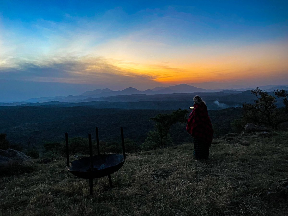 Experience the breathtaking scenery along the hiking trails of Mount Elgon while gathered around a campfire under the night sky. Book your next expedition with us: mangosafarisug.com Call/Whatsapp: +256 200939987 📸 @MassifMontane Travel with #MangoSafaris Uganda