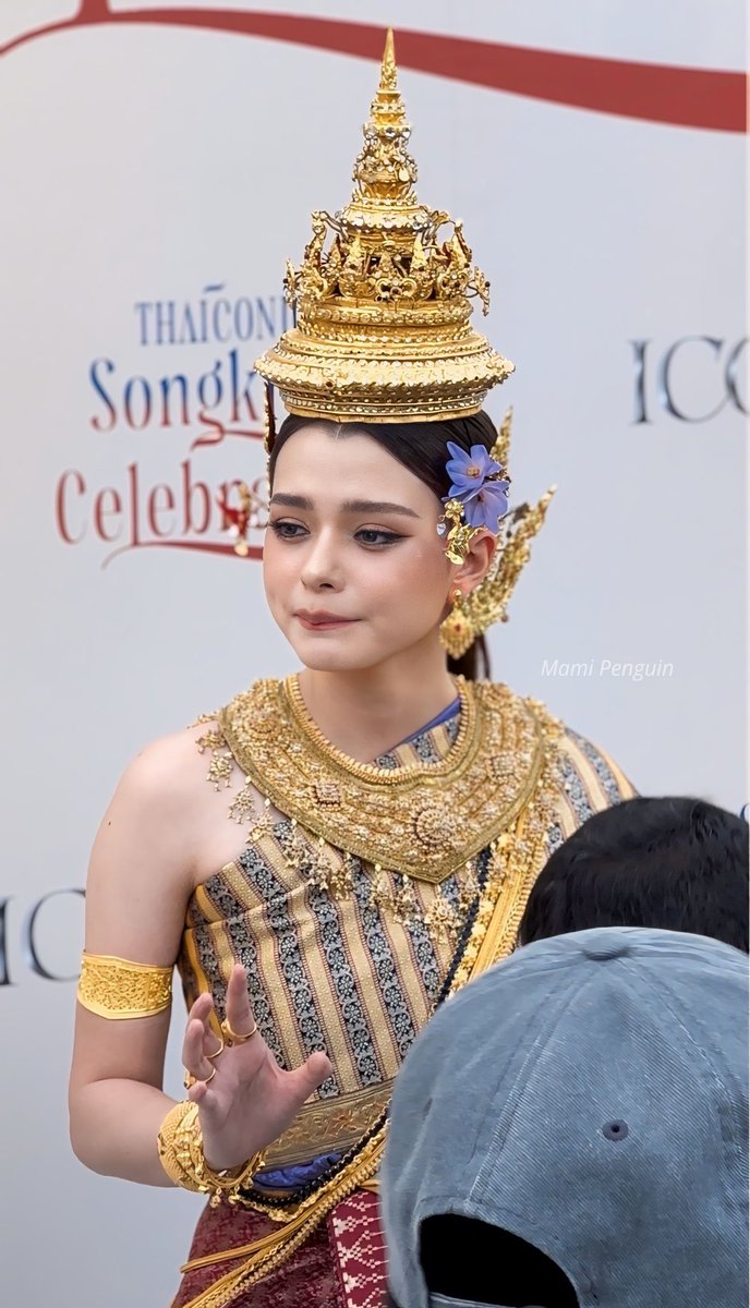 อันนี้ไม่ใช่นางสงกรานต์ อันนี้เด็กหญิงสงกรานต์ ต้าวเบคฉองขวบ 🤭 This is not Miss Songkran. This is Songkran Girl 🤭 BECKY MISS SONGKRAN #ICONSIAMSongkranxBECKY #beckysangels