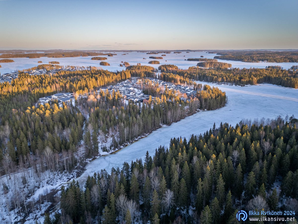 Kevätseurantaa Kuopiosta. Vielä on Kallavesi tiukasti jään peitossa. #kuopio #kallavesi #saaristokaupunki #kevät #ylesää #mtvsaa