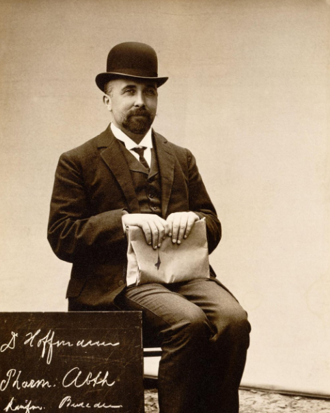 Babasının romatizma ağrılarına çare ararken insanlığa en büyük hizmetlerden birini yapan Aspirinin "kaşifi" Felix Hoffman. Hem hayırlı evlat hem de büyük bir adam.