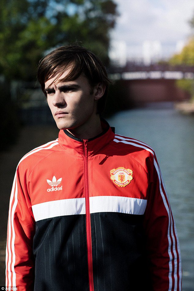 Giveaway competition time reds 🇾🇪 Here’s your chance to win Manchester United Adidas originals jacket 🧥 To win this giveaway prize you have to comment below your size repost and follow. winner will be selected at random . Winner will be announced on Tuesday 30th April