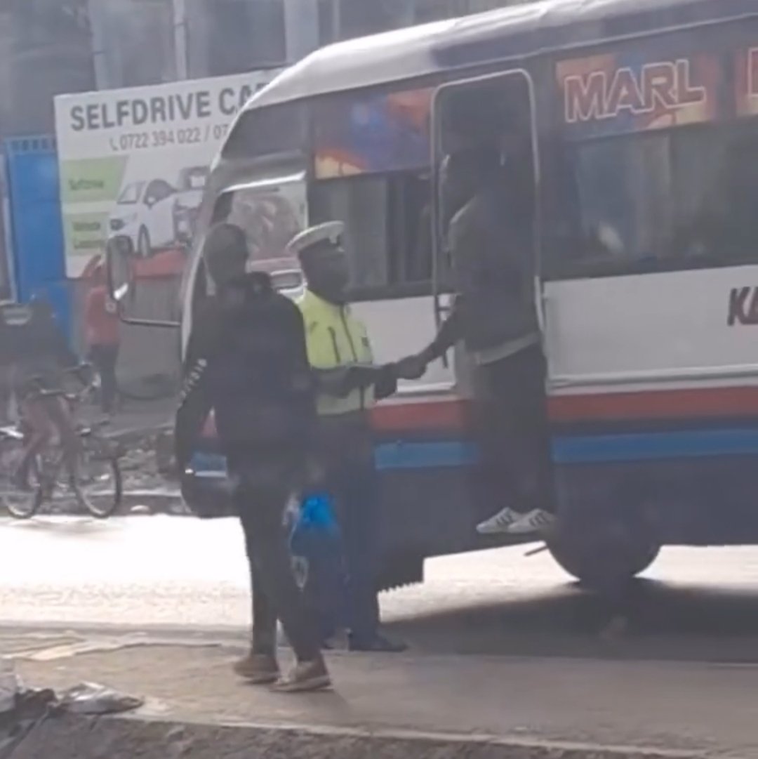 Traffic Officer caught on Camera receiving bribes has been suspended🇰🇪 Watch👇