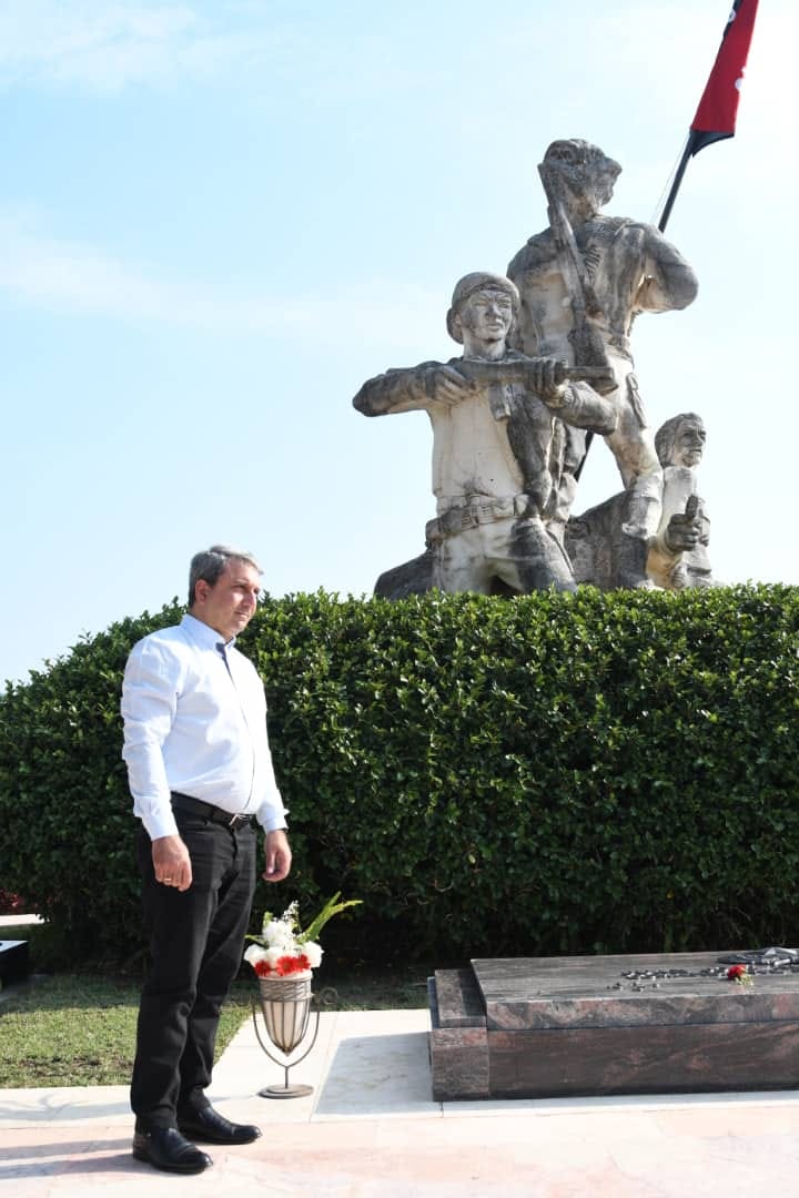 Hasta el municipio Tercer Frente, en #SantiagoDeCuba llego el ministro @WalterBG_MES como parte de su visita a la provincia. El recorrido inició en el Mausoleo del Tercer Frente, donde lo acompañaron la rectora @DianaSedalYanes de la @UOCuba y autoridades del municipio