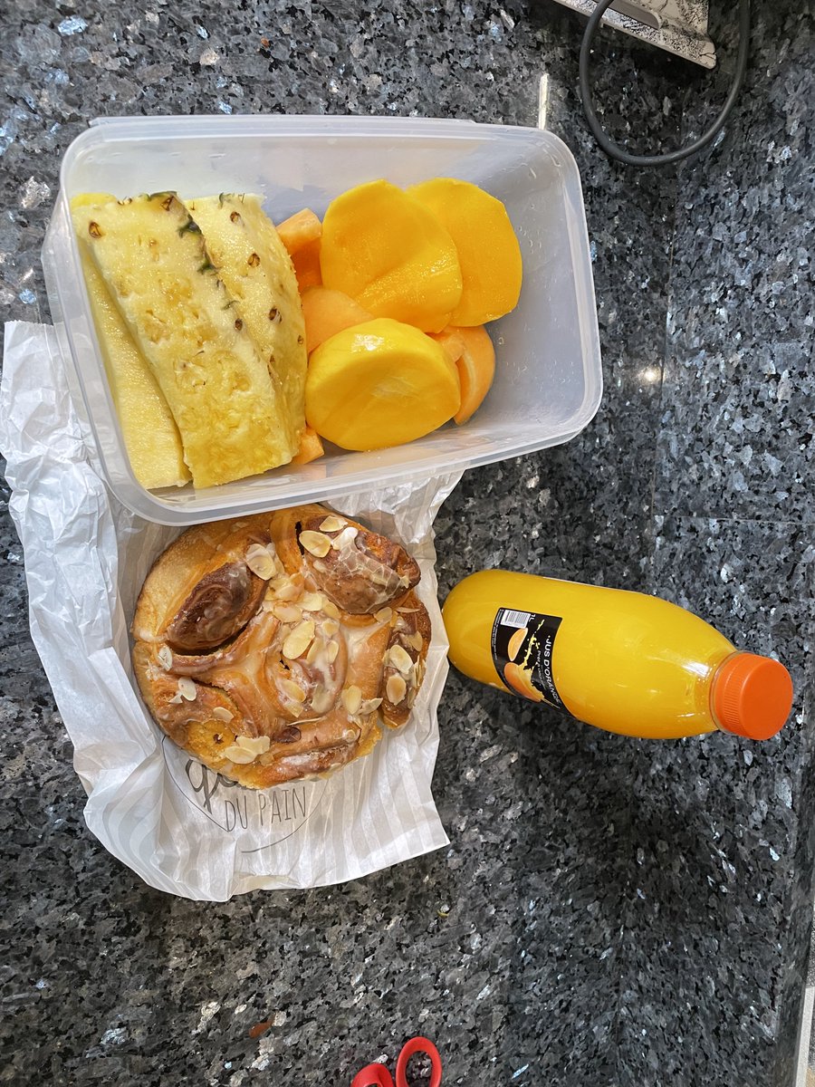 Première action du WE, mise en place partielle du petit déjeuner de Madame Doctordoom: jus d'orange pressé, melon, mangue, ananas et chinois aux amandes de son pâtissier préféré