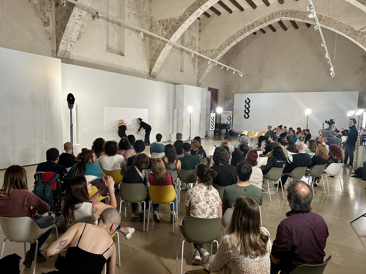 centredelcarme's tweet photo. 🎭 Esta tarde disfrutamos de nuestro ciclo #CCCCPerformance Escucha! València. Acción Pálpito con #DiàlegObert.

🖋️ Conectamos la escritura con la #performance a través de una reinterpretación de las Greguerías de Ramón Gómez de la Serna.

Directo: https://t.co/3iy14pWyYN https://t.co/uqG9w77lmj