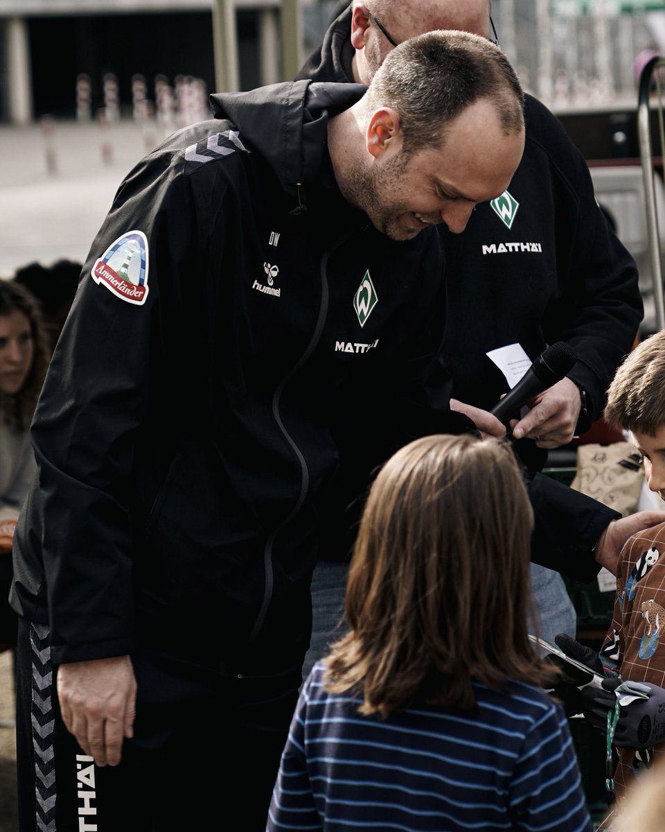 Ein erfolgreicher Aufräumtag geht zu Ende! 🧹 Rund 400 Werderaner:innen räumten mit auf 💚 Mehr dazu hier 👉 svw.de/WerderRäumtAuf #Werder